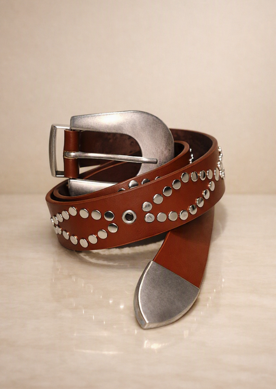 Cinto semi cuero con detalle en tachas.